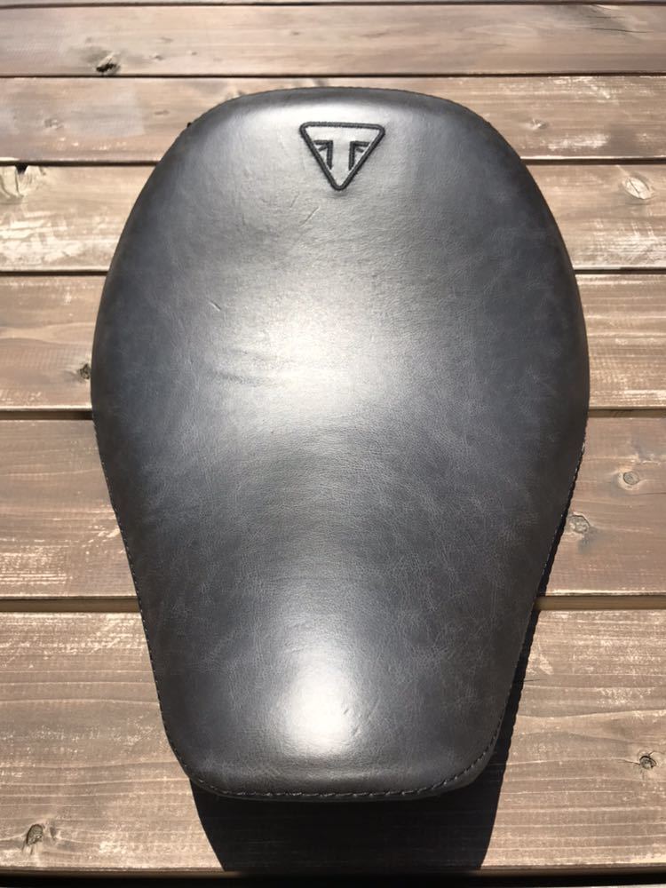トライアンフ　ボンネビル　ボバー 純正オプションシート　ブラウンステッチ トライアンフ ボンネビルボバー 純正オプションサドル(ステートメント