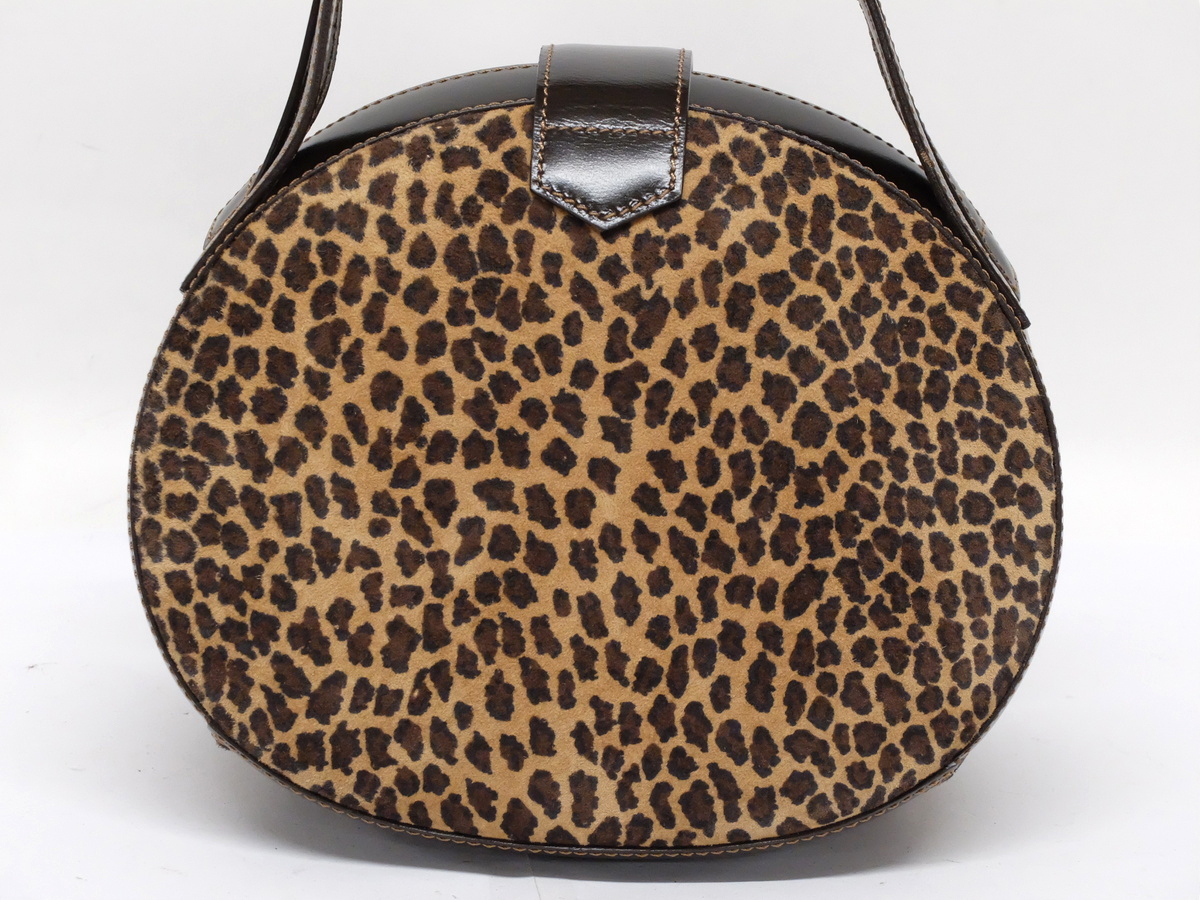 ✳︎LOEWE✳︎未使用✳︎レオパード柄クラッチバッグ✳︎ 綺麗【LOEWEロエベ】レオパード柄☆丸形☆マグネットロック式☆2way