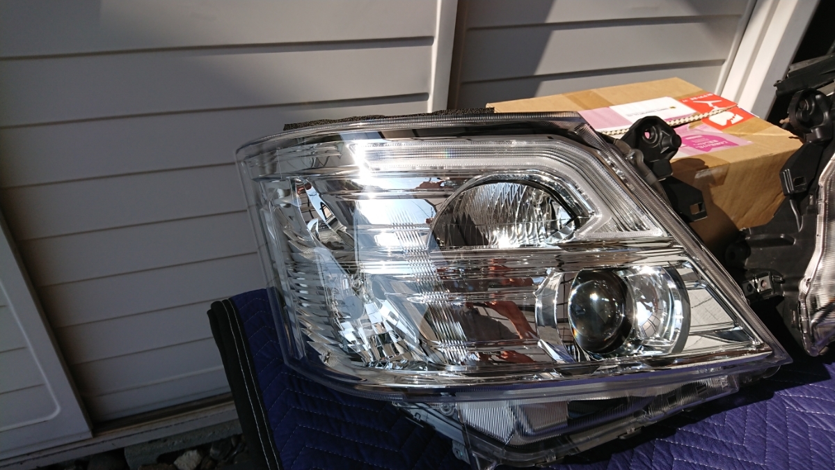 NV350キャラバン 後期 純正 LEDヘッドライト 左右セット