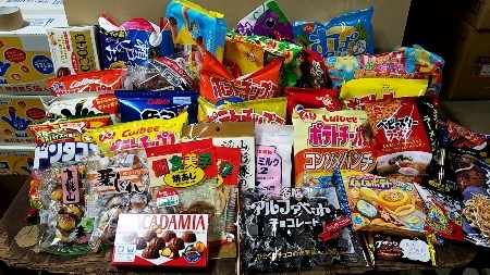 人気のお菓子を大量のお菓子を詰めました。限定1個B2