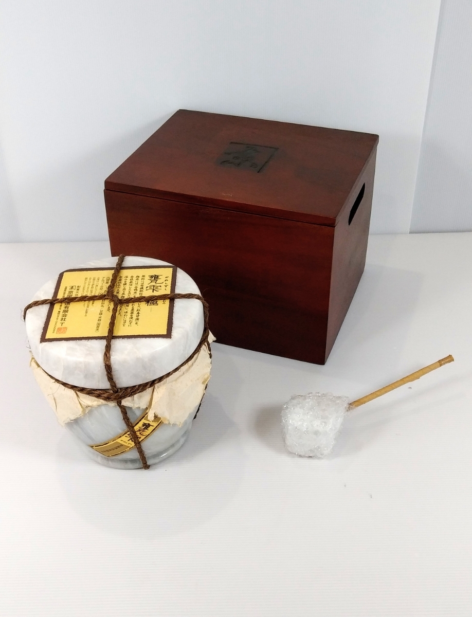 新品，新作登場 甕雫 かめしずく 極 本格焼酎 陶器 1800ml 20度 箱 木箱 柄杓 大理石 京屋酒造 宮崎県 芋焼酎(甕雫)｜売買されたオークション情報、yahooの商品情報をアーカイブ公開 - オークファン 芋焼酎