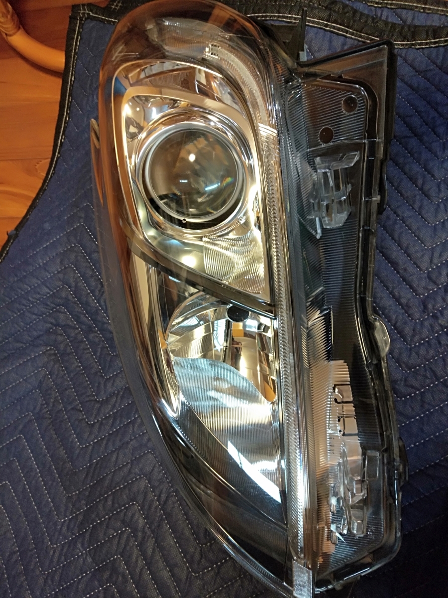 新作登場，お買い得】 プリウス ZVW30 純正 左 HID ヘッド ライト