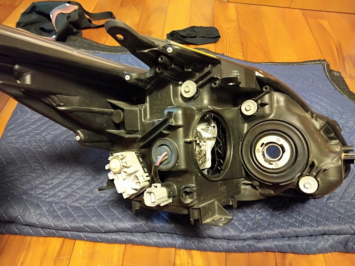 新作登場，お買い得】 プリウス ZVW30 純正 左 HID ヘッド ライト