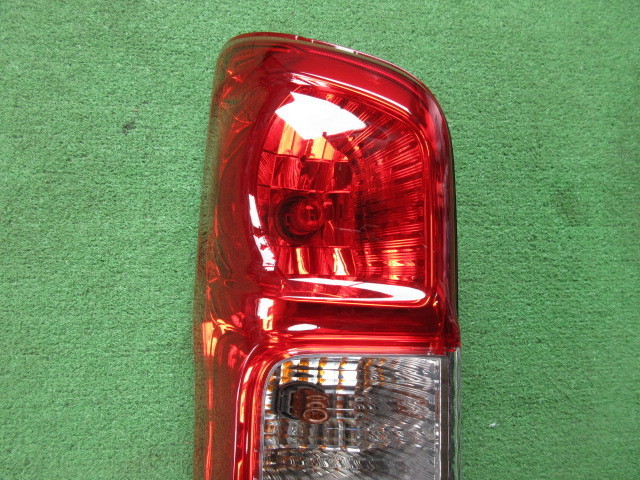 日産キャラバンnv350 後期型純正LEDテールランプ　E26 キャラバン E26 NV350 後期 テールライト 純正 新車外し日産 テール