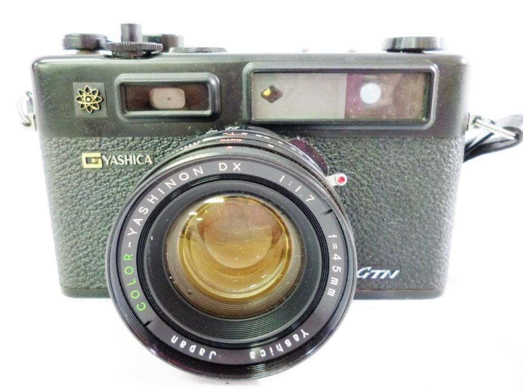 Yashica Electro 35 GS mit Color-Yashinon 1,7/45mm met Voorzetoptiek | Appareil photo à viseur