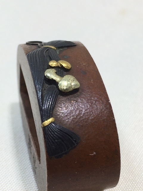 送料無料 鉄地 金銀象嵌 花紋 刀镡 武具 骨董 美品 迅速発送 ☆縁 在銘『安親』銅地金銀象嵌 日本刀拵 武具 刀装具 江戸時代 土屋安