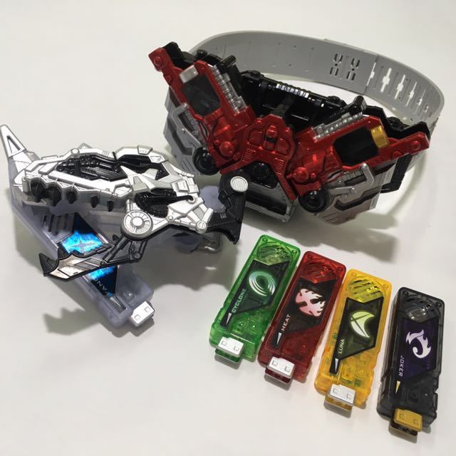 【人気，人気セール】 仮面ライダーW 変身ベルト DXダブルドライバー ガイアメモリ4個 ファングメモリ難あり まとめ売りセット(仮面ライダー)｜売買されたオークション情報、yahooの商品情報をアーカイブ公開 - オ 仮面ライダー
