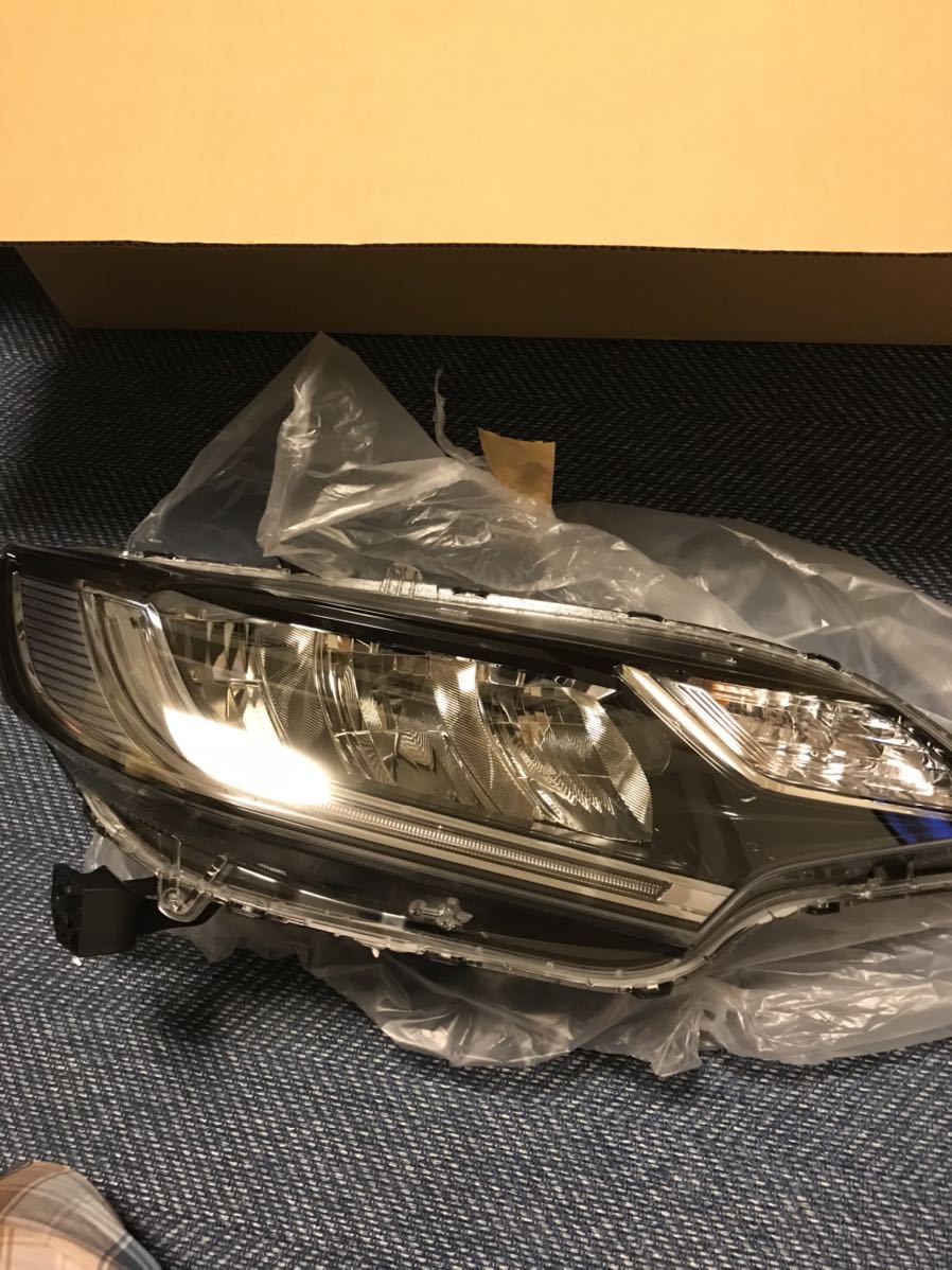 プレミオ ZRT261 左ヘッドライト LED KOITO 20-460 【公式通販】