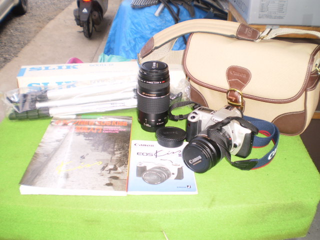 Canon キャノン EOS kiss III パーティーキット 三脚レンズ付き Canon キャノン EOS Kiss Ⅲ 三脚付き 入門BooK付き ジャンク扱い EOS