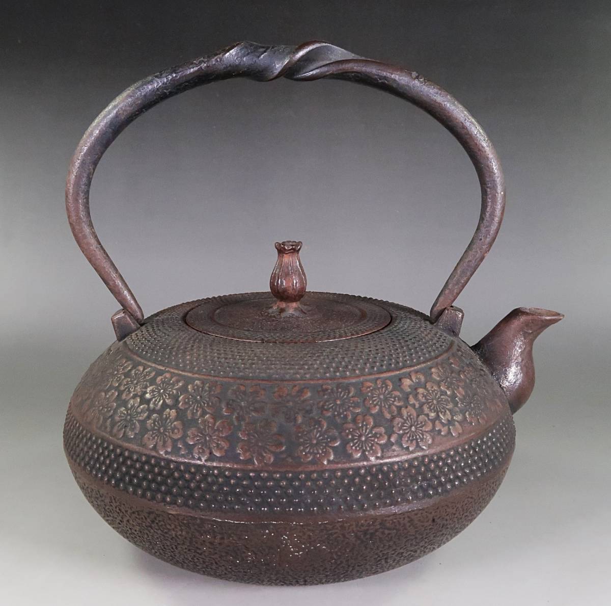 【お得，お買い得】 玉 A-368 南部 在銘 捻り提手 帯桜紋 鉄瓶 煎茶道具/茶道具(鉄瓶)｜売買されたオークション情報、yahooの商品情報をアーカイブ公開 - オークファン 鉄瓶