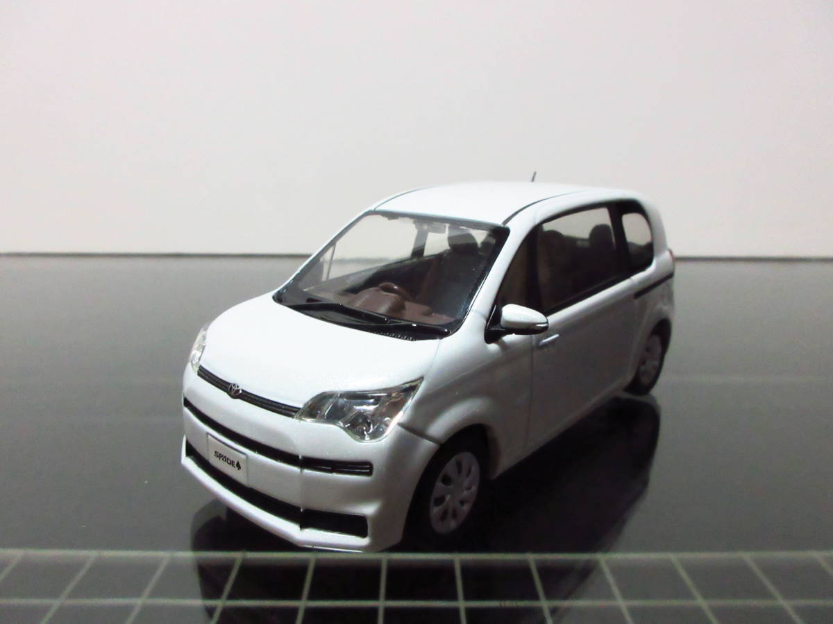 カラーサンプル 1/30 トヨタ スペイド ホワイトパールクリスタルシャイン 1/30 トヨタ スペイド ホワイトパールクリスタルシャイン カラー