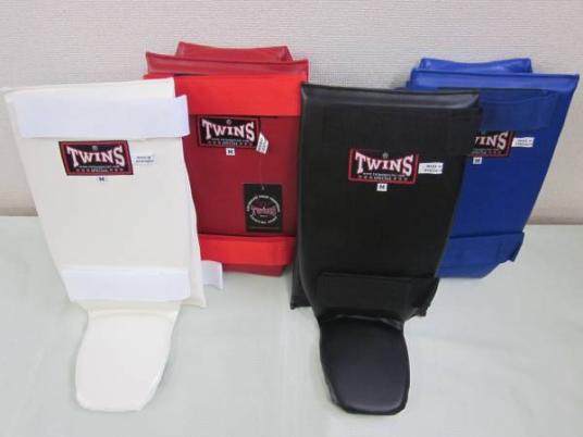 ☆超限定☆新品☆TWINS☆合革製☆レッグガード☆S～L☆黒、白、赤、青