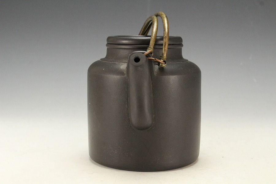 【金閣】中国美術 煎茶 宣興紫砂 黒泥 銅持手 水注 大茶壺 高13cm 急須 宣興茂林 款 時代箱 京都名家蔵品(BA373)