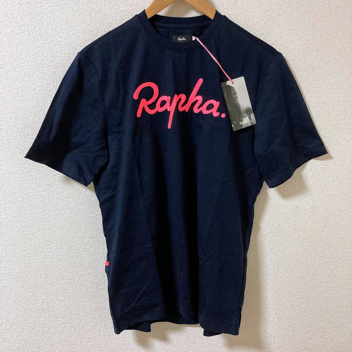  Rapha 現行版 Mサイズ メンズ チェーンステッチ ロゴ Tシャツ ダークネイビー/ハイビズピンク Men's Logo T-Shirts 匿名配送(Mサイズ)｜売買されたオークション情報、yahooの商品情報をアーカイブ 男性用