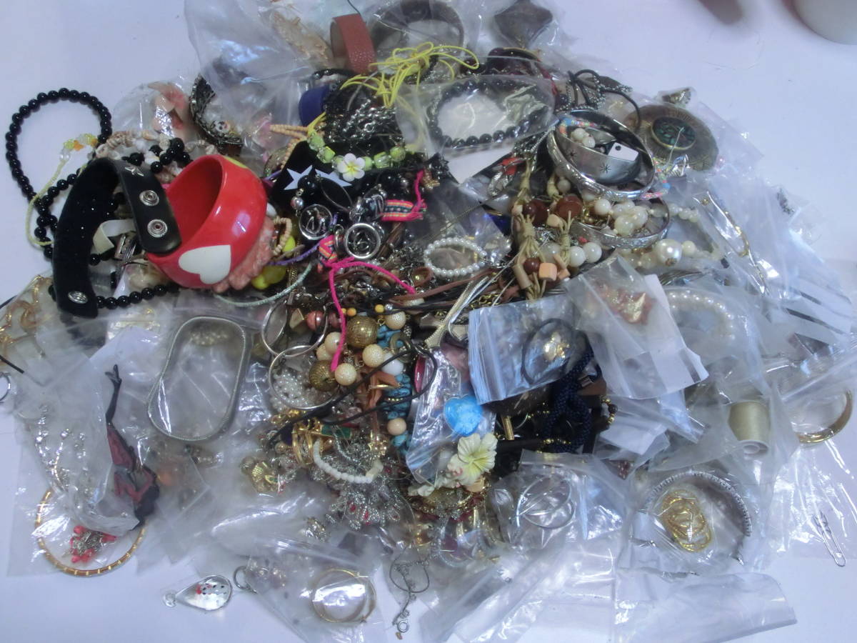 アクセサリーまとめ売り5キロ以上 正規品 激安 大量まとめてネックレス他色々アクセサリー 約 5.54kg
