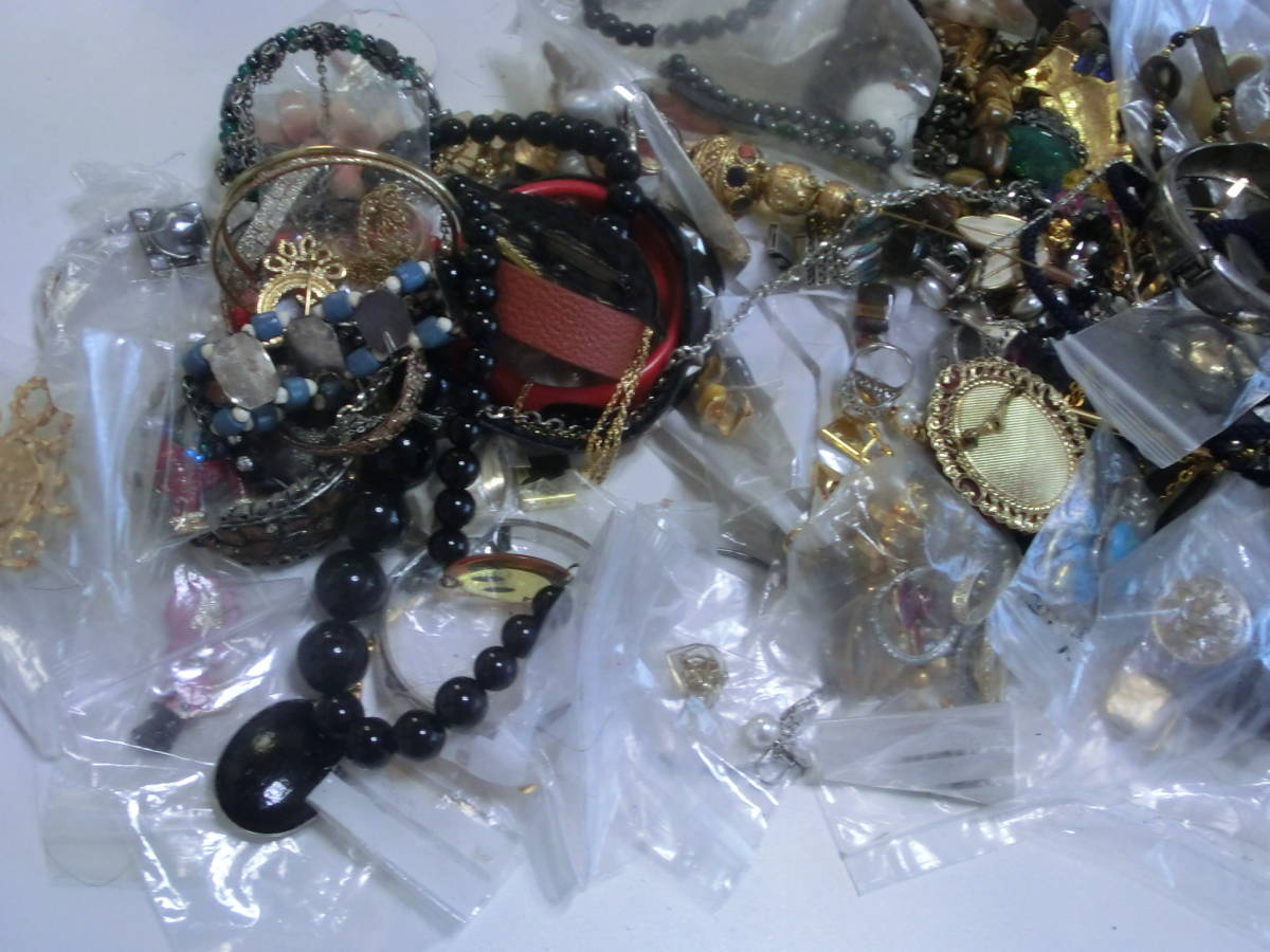 アクセサリーまとめ売り5キロ以上 正規品 激安 大量まとめてネックレス他色々アクセサリー 約 5.54kg