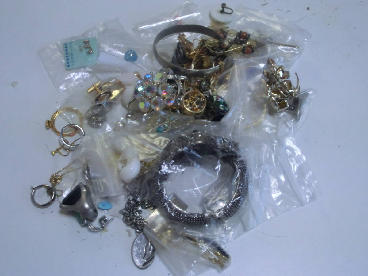 アクセサリーまとめ売り5キロ以上 正規品 激安 大量まとめてネックレス他色々アクセサリー 約 5.54kg