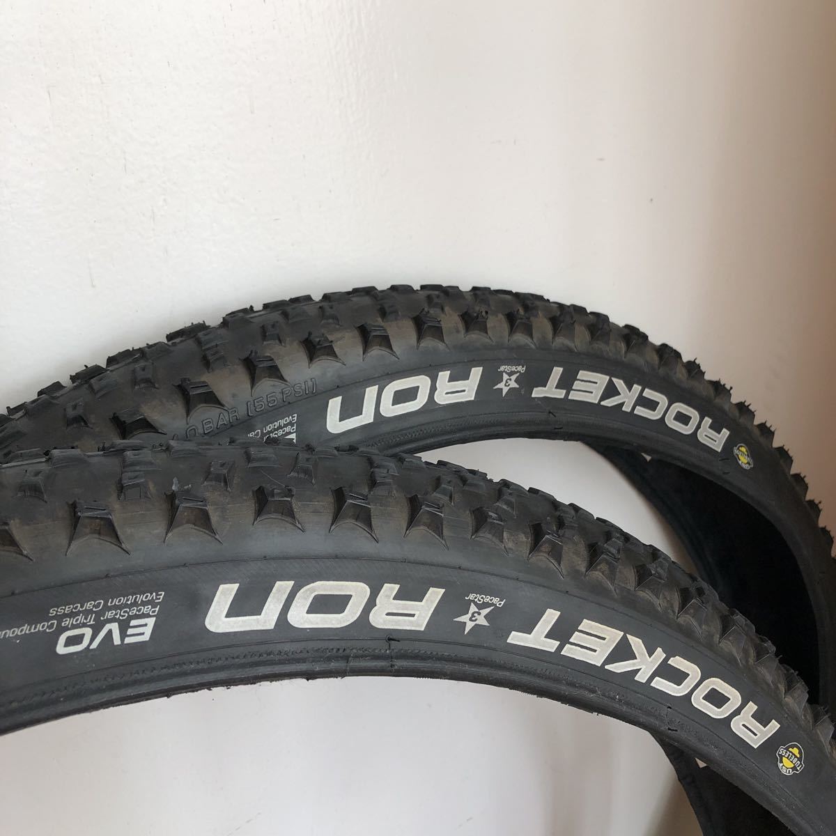  SCHWALBE ROCKET RON 26x2.1 UST TUBELESS ペア シュワルベ26インチ(26インチ)｜売買されたオークション情報、yahooの商品情報をアーカイブ公開 - オークファン タイヤ