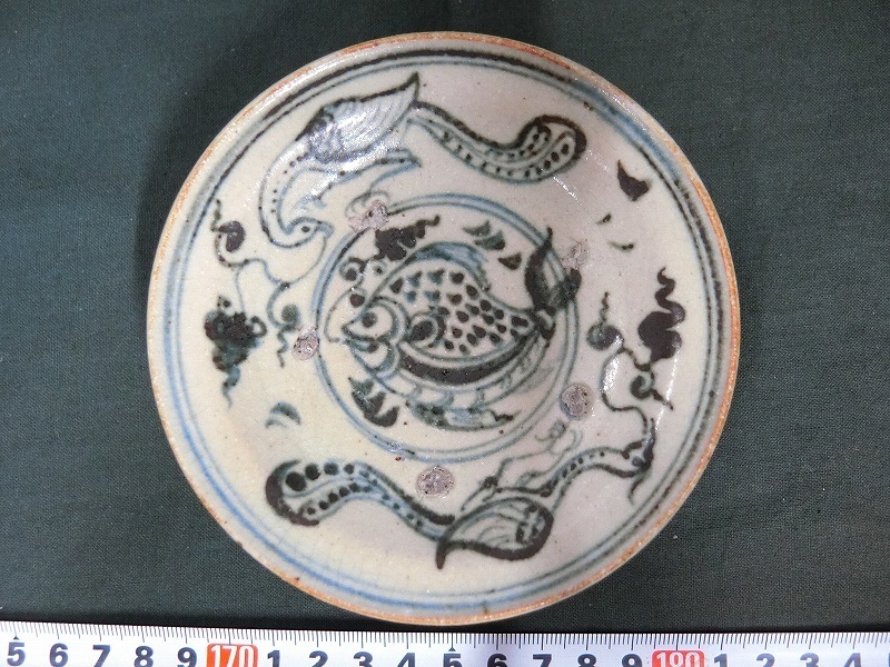 A1915 タイ サンカローク焼 青花瓷 孔雀と魚文 小皿 約11.5cm径