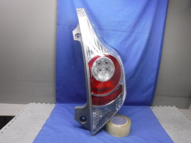 アクア NHP10 トヨタ 前期 右テールランプ LED 右 純正 STANLEY