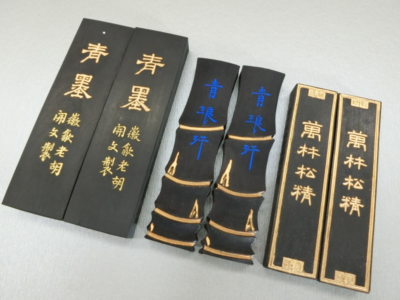楽久希】中国 古墨 7点 在銘 共箱 徽州曹素功尭千氏/徽州老胡開文製 楽久希】中国 古墨 7点 在銘 共箱 徽州曹素功尭千氏/徽州老胡開文製