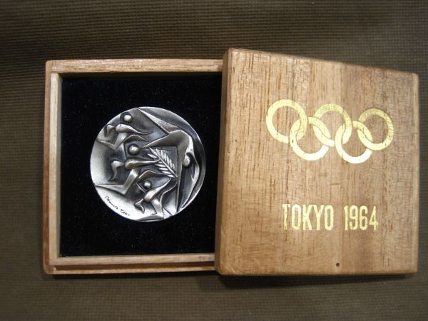 激安大特価，お買い得 M4-495 1964年 オリンピック東京大会 国旗掲揚 協力記念 メダル 岡本太郎 東京オリンピック(オリンピック)｜売買されたオークション情報、yahooの商品情報をアーカイブ公開 - オークファン オリンピック
