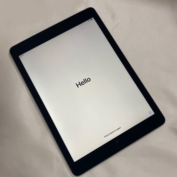 ☆ジャンク品☆外観Cランク☆送料無料選択可☆除菌済☆au☆A1567iPad