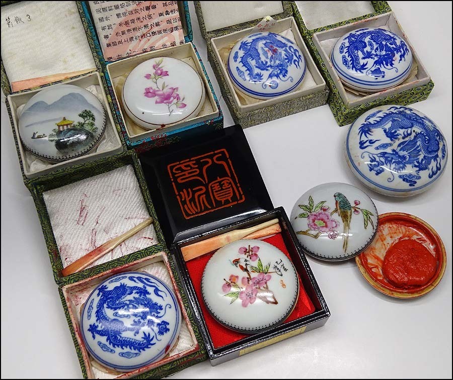  緑屋xt 中国古玩 印泥 印盒 肉池 8点 染付 景徳鎮 粉彩 山水図 龍図 花鳥図 等 朱肉入 肉地入れ 唐物 書道具 i9/9-5590/18-3#80(その他)｜売買されたオークション情報、yahooの商品情報をアーカイブ その他