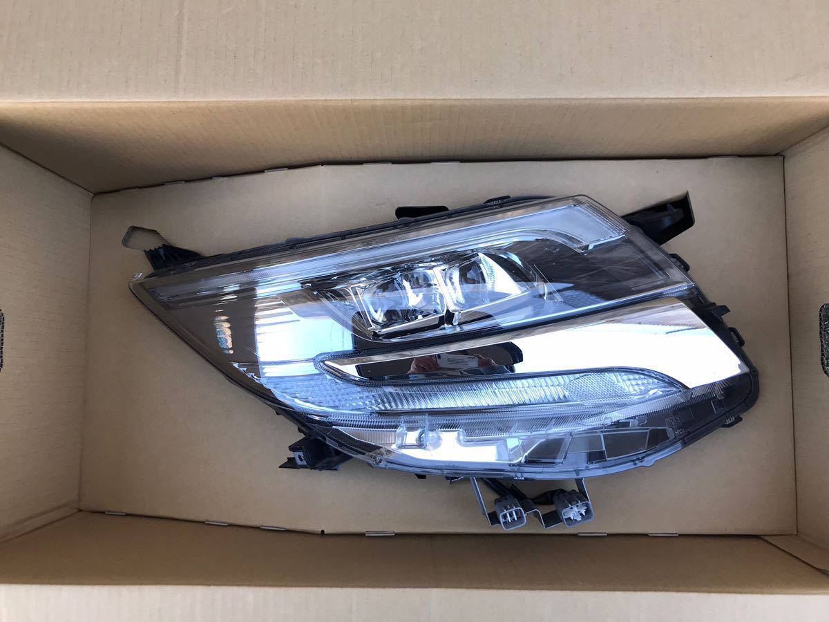 エスクァイア 右 ヘッドライト 後期 トヨタ ZWR80G 純正LED 公式通販 