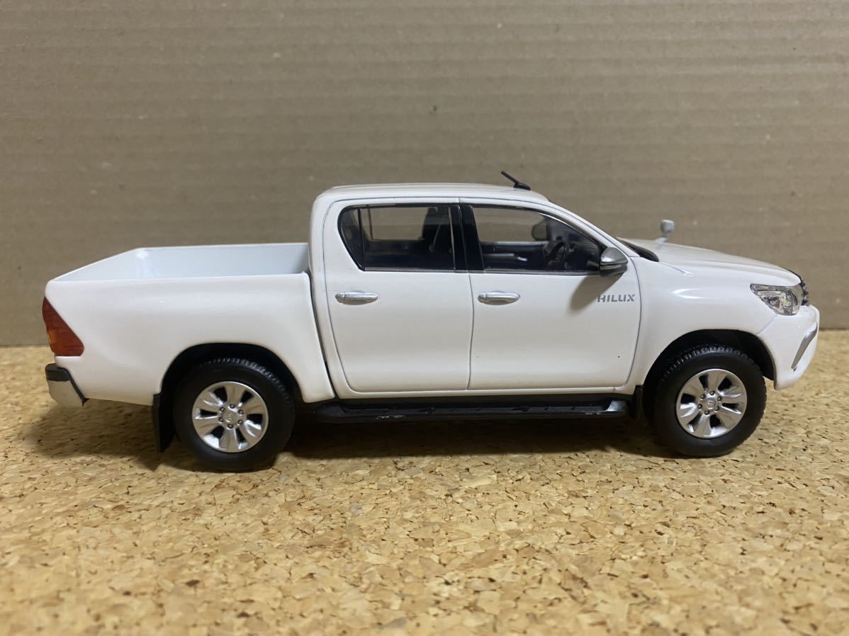 定番，新作登場 トヨタ ハイラックスミニカー カラーサンプル スーパー