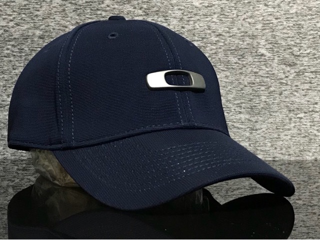 新品，本物保証 品 66E OAKLEY オークリー キャップ 帽子 CAP 上品 高級感のあるネイビーカラーに伸縮性のあるスポーツ素材 伸縮前59㎝位(オークリー)｜売買されたオークション情報、yahooの商品情報をアーカイ キャップ