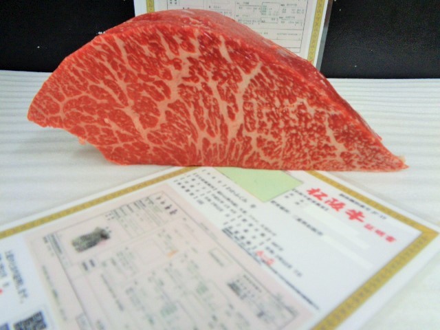  松阪牛A５牝 超特カメの甲スキンレス １，３９ｋｇ(モモ)｜売買されたオークション情報、yahooの商品情報をアーカイブ公開 - オークファン モモ