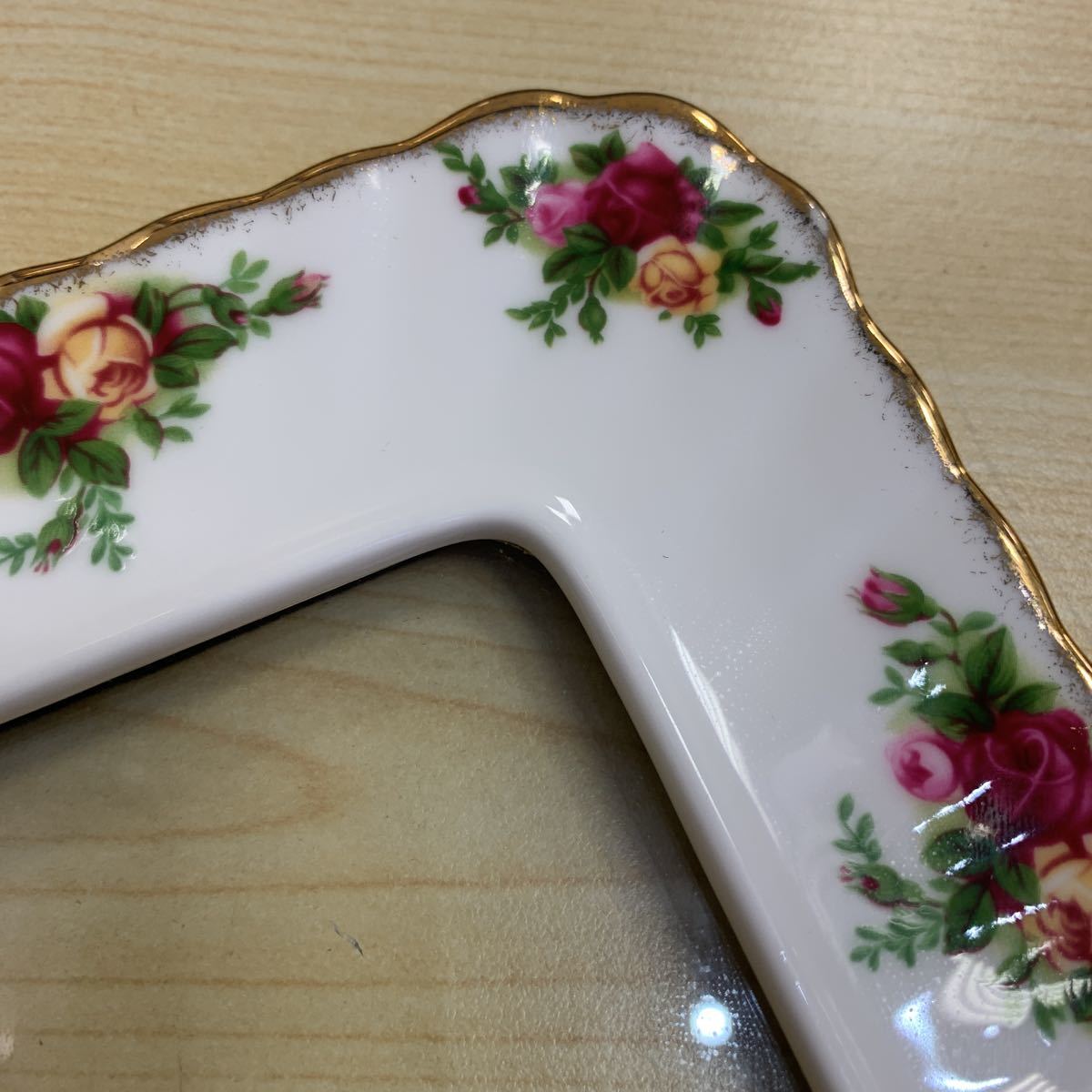 U3945 Royal Albert ロイヤルアルバート フォトフレーム 花柄 写真立て レッド イエロー ゴールド インテリア その他フレーム 売買されたオークション情報 Yahooの商品情報をアーカイブ公開 オークファン Aucfan Com