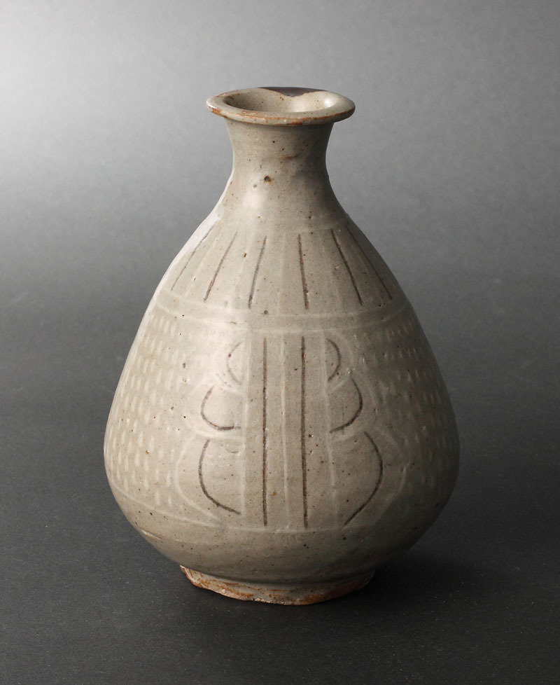 李朝 入蘆花（ロカニイル） 徳利（1392–1897CE） - 粉青象嵌柳文徳利