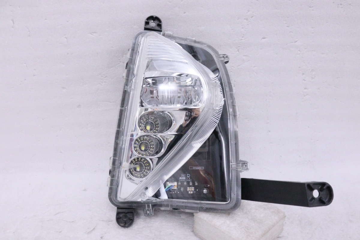 プリウス ZVW50 前期 右フォグランプ 47-83 （Z1258） ライト