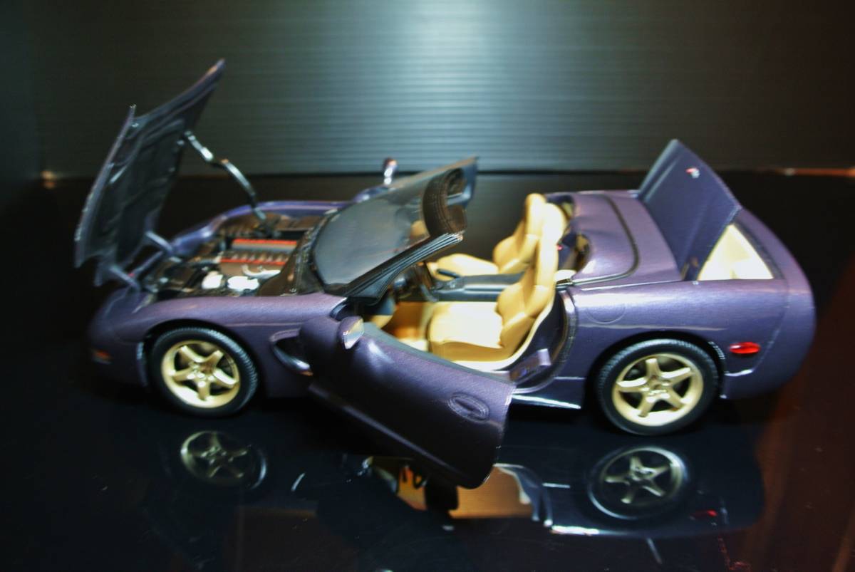 UT Models Corvette Chevrolet 1:18 Diecast 1⁄18 - Car Model