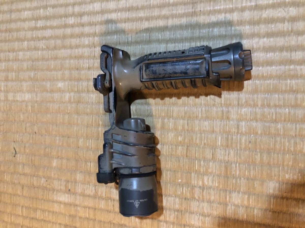 実物放出品 SUREFIRE M951ARDバーチカルフォアグリップライト
