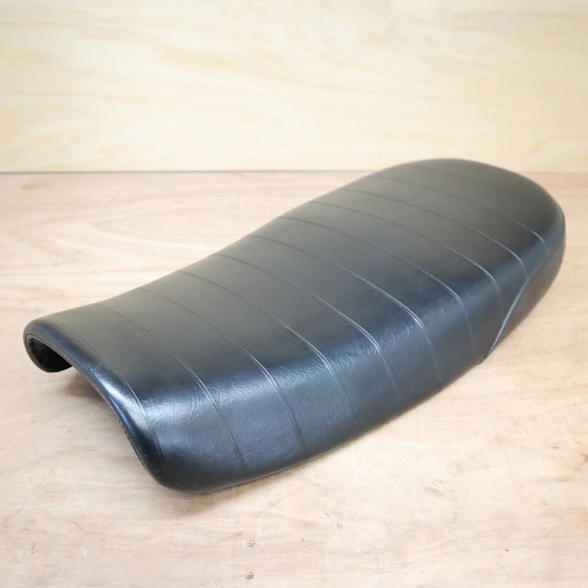 SR400/500 キャブ～FI共用 社外 /DAYTONA/デイトナ コージー/COZYシート フラットロー タックロール　210319BD0270