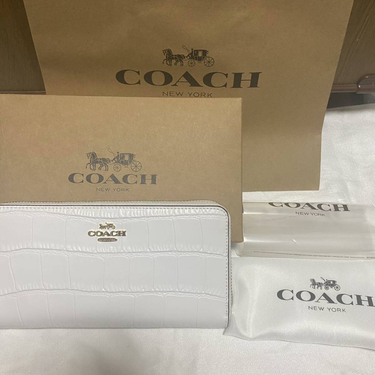 新品】コーチ クロコ エンボスド シグネチャー 本革 長財布 ホワイト