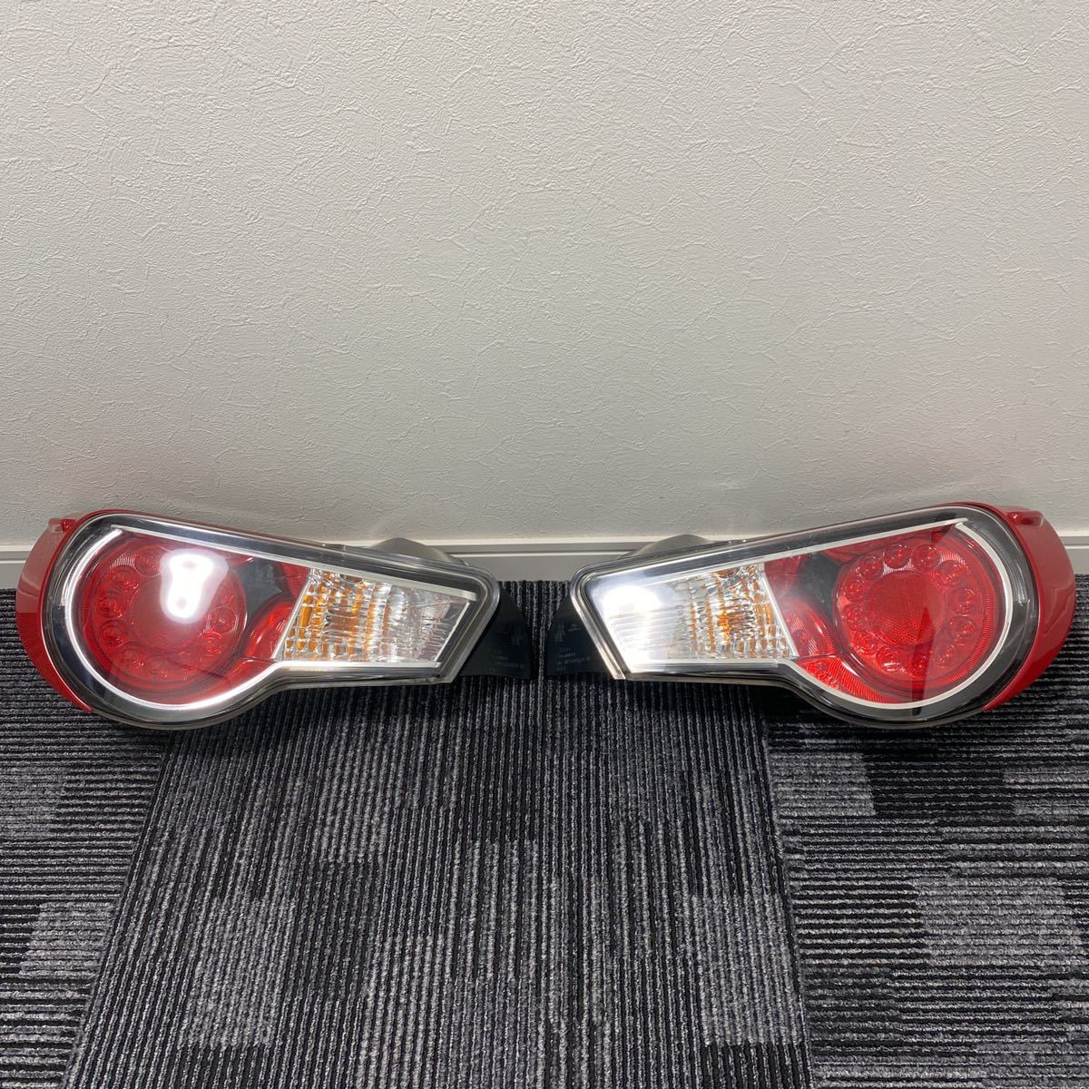 中古 トヨタ 純正 86 ZN6 前期 LED テールライト 左右セット KOITO 220