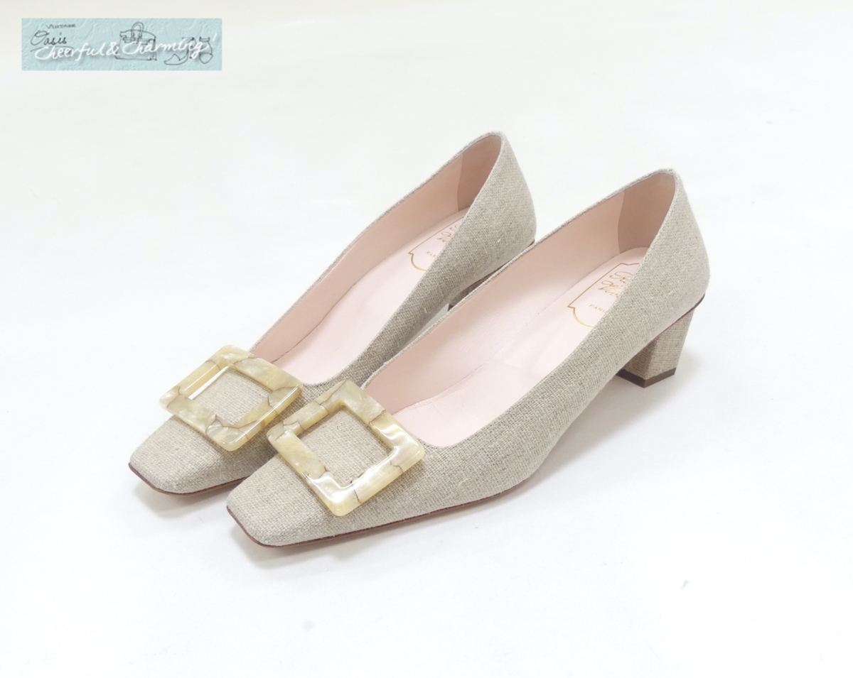 新作 未使用 Roger Vivier ロジェヴィヴィエ ベルヴィヴィエ マザーパールバックルパンプス 38 ベージュ キャンバス ロゴバックル