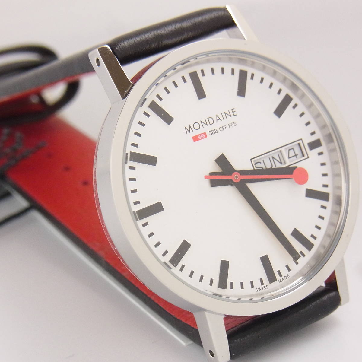 【未使用】MONDAINE モンディーン A667.30314.11SBB デイデイト 腕時計 ブラックXレッド