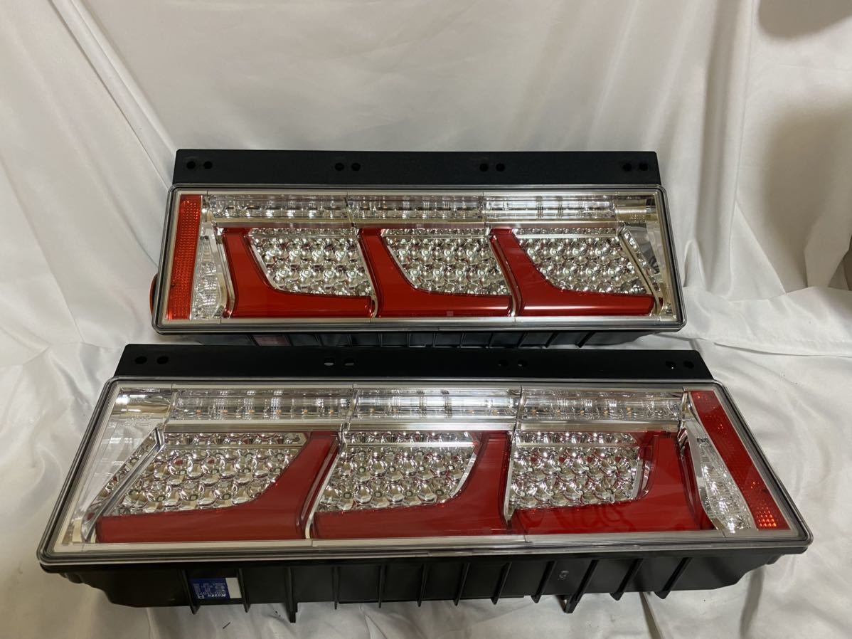 新車外し 小糸 KOITO 3連 LED テールランプ テールライト 大型 オールLEDクリアコンビネーション ノーマルターン 220-11075 左右セット