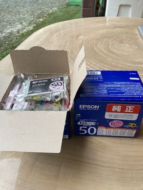 エプソン純正インク50のセットとバラ9個 です。
