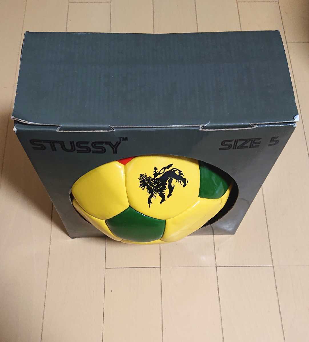 新品。未使用。STUSSY ステューシー サッカーボール ラスタカラー ロゴ サイズ 5号球