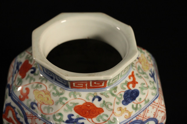 ☆皇帝☆ 萬暦色繪壷 高19㎝ （検）色絵 花瓶 龍紋