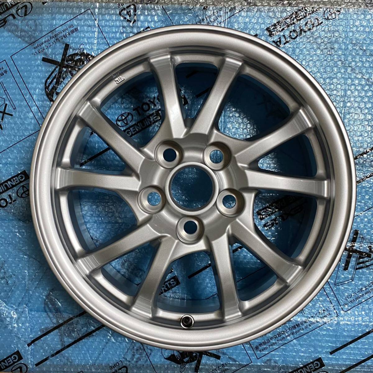 新車外し プリウスa トヨタ純正 16インチ アルミホイール 4本セット 6 5j インセット 39 Pcd 114 3 5穴 ハブ径60 純正品 売買されたオークション情報 Yahooの商品情報をアーカイブ公開 オークファン Aucfan Com