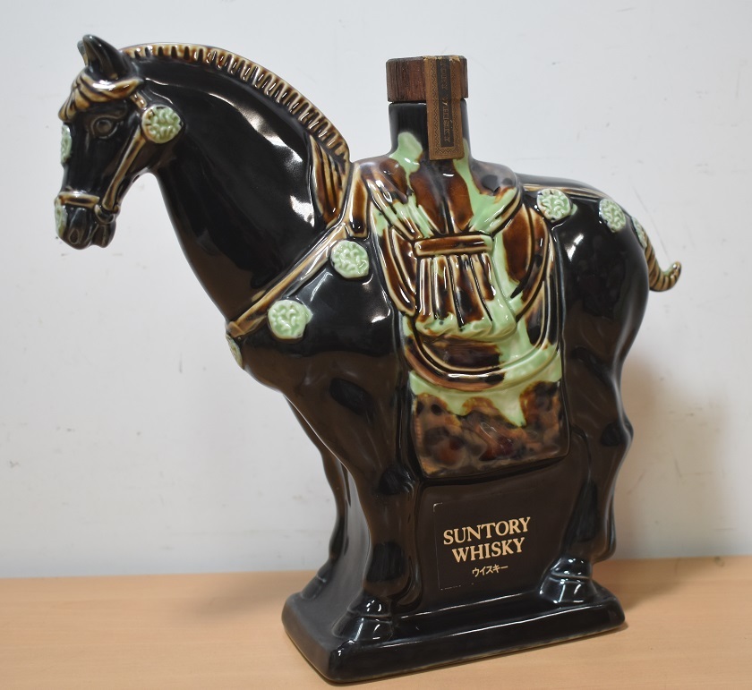 地域限定発送・未開栓】SUNTORY ROYAL 干支ボトル 午歳 馬 600ml 43