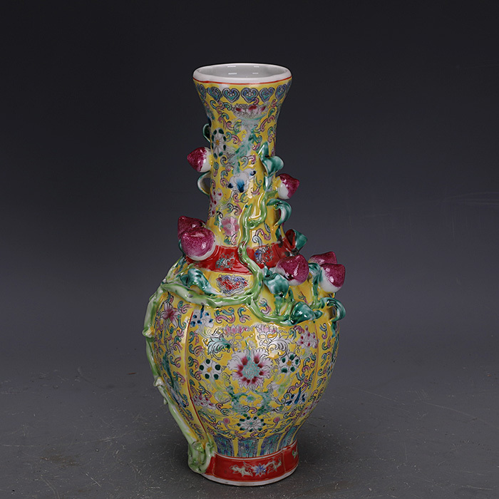 大清乾隆年製款 粉彩萬花堆雕九桃紋 花瓶！高31.7cm 直径16cm