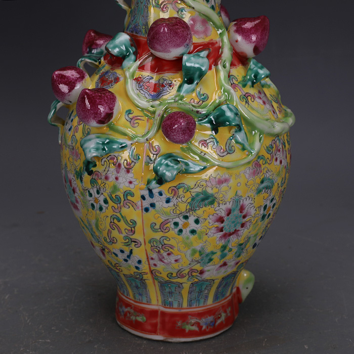 大清乾隆年製款 粉彩萬花堆雕九桃紋 花瓶！高31.7cm 直径16cm